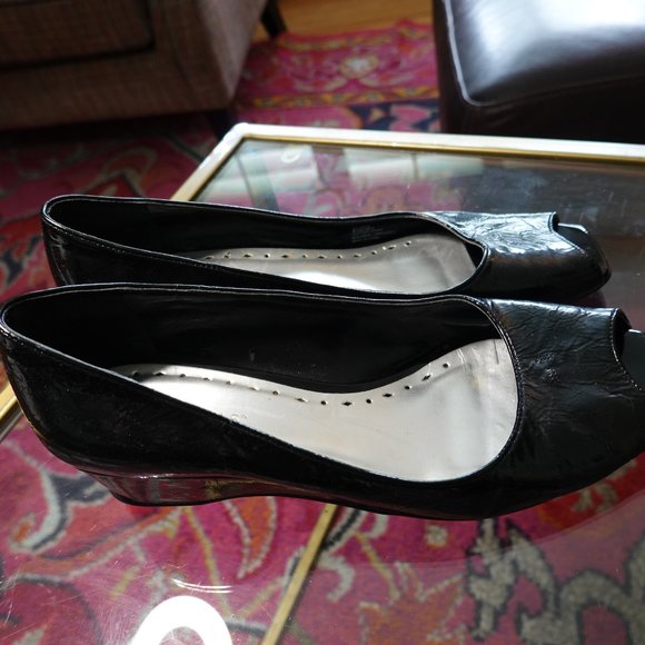 (NWOB) BCBG Black Patent Leather Peep Toe Wedge Heels SIZE 8.5B - Picture 2 of 16